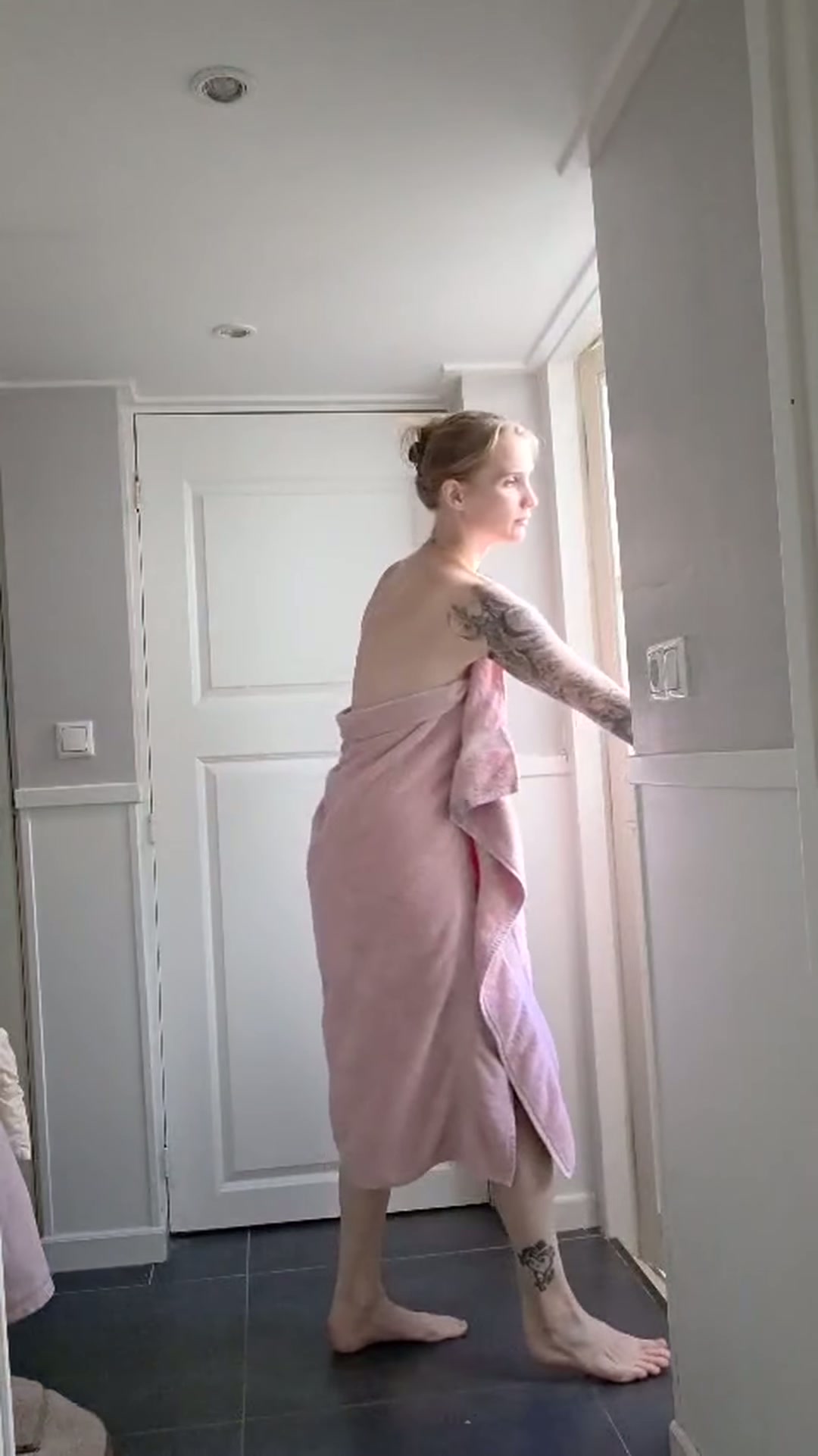 Flashing my ginger tits to the delivery guy as my towel drops