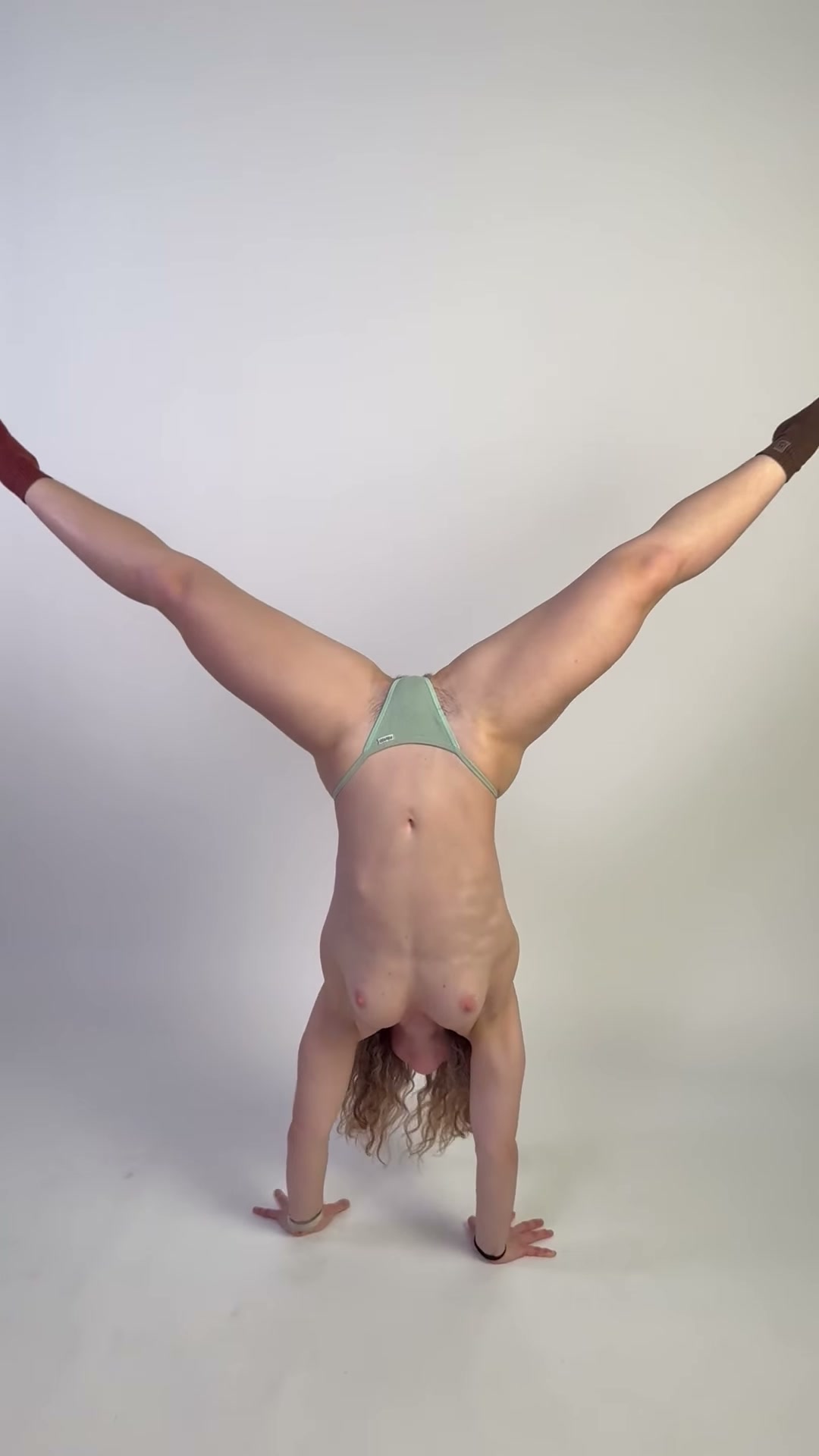 Only fit chicks can do this cunnilingus special technique
