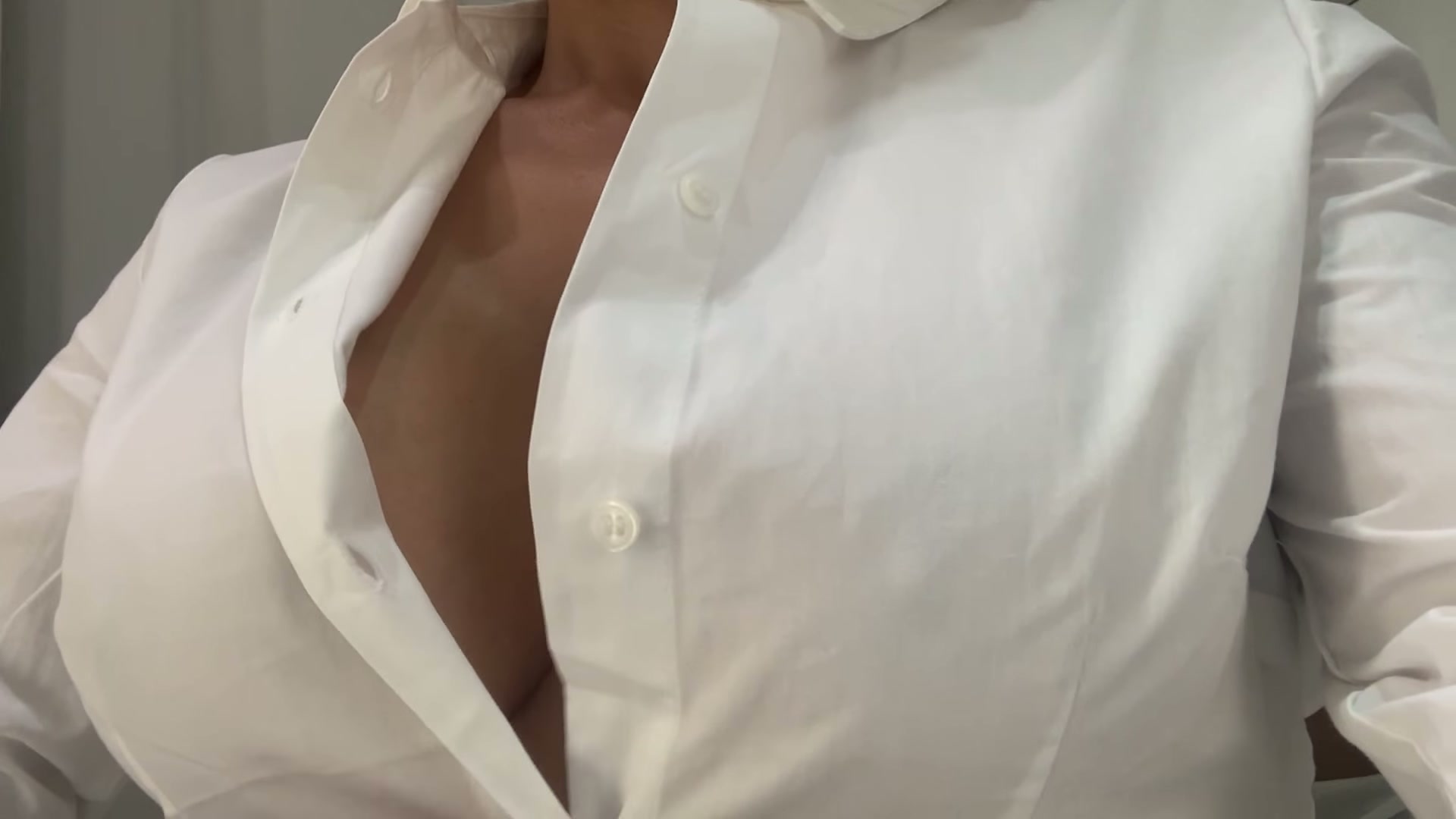I think i need a bigger size, my boobs don't fit in here