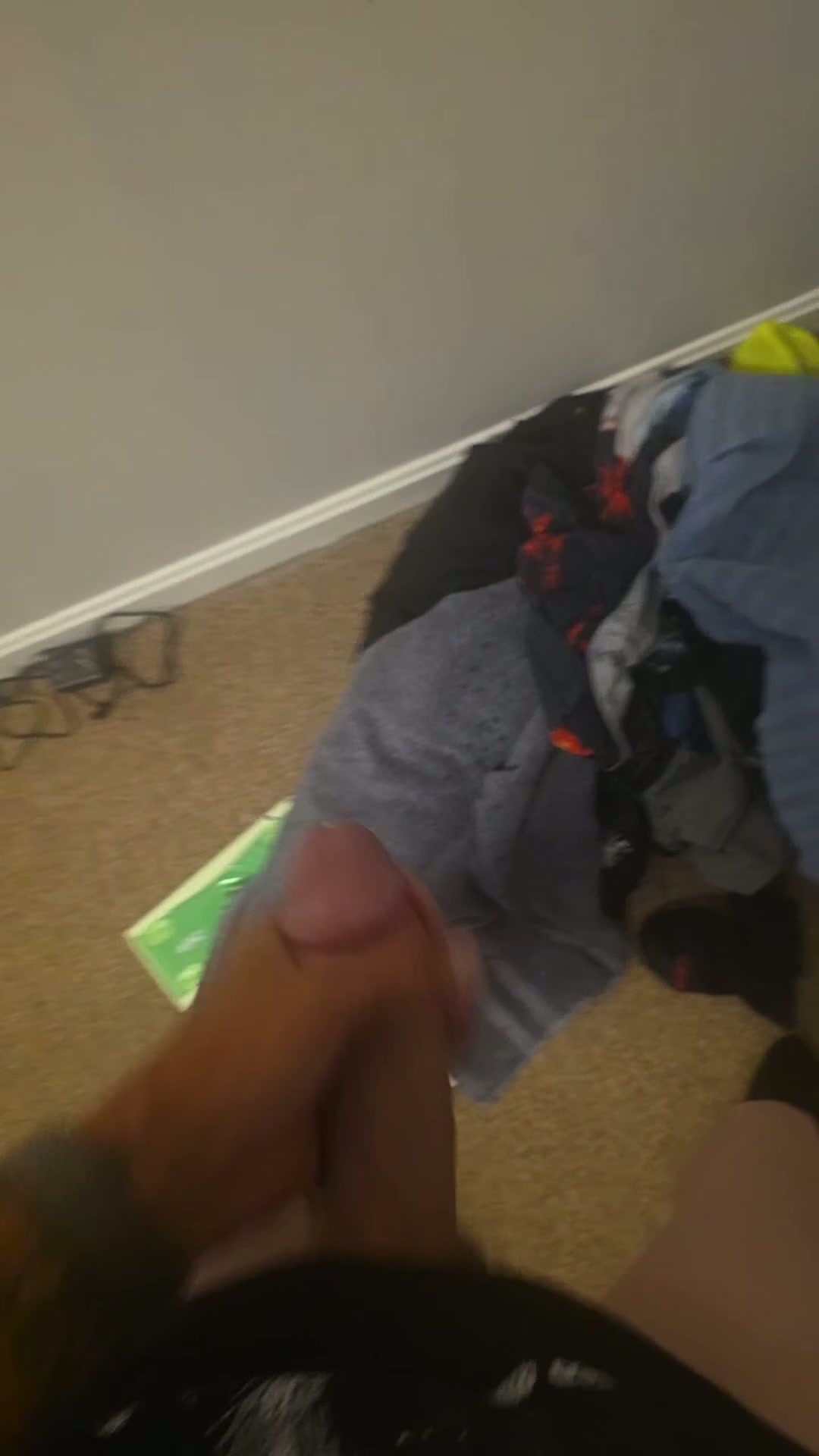 [30] Went to bed horny asf and woke up with my dick to the ceiling wish I wasnt doing it myself...🫴🍌