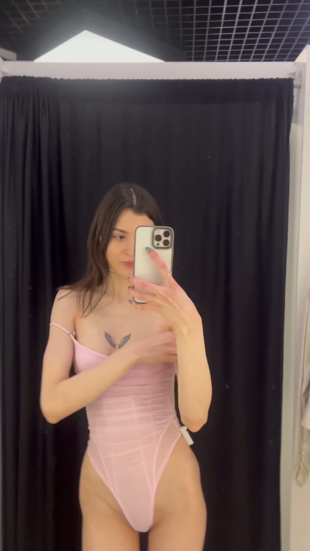 Wld you spy on me through the curtain of this changing room?