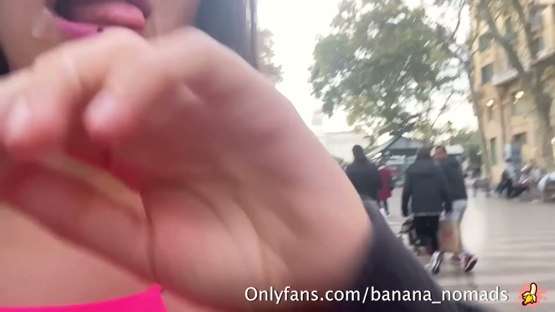 Banana Nomads - La Rambla Cumwalk!!