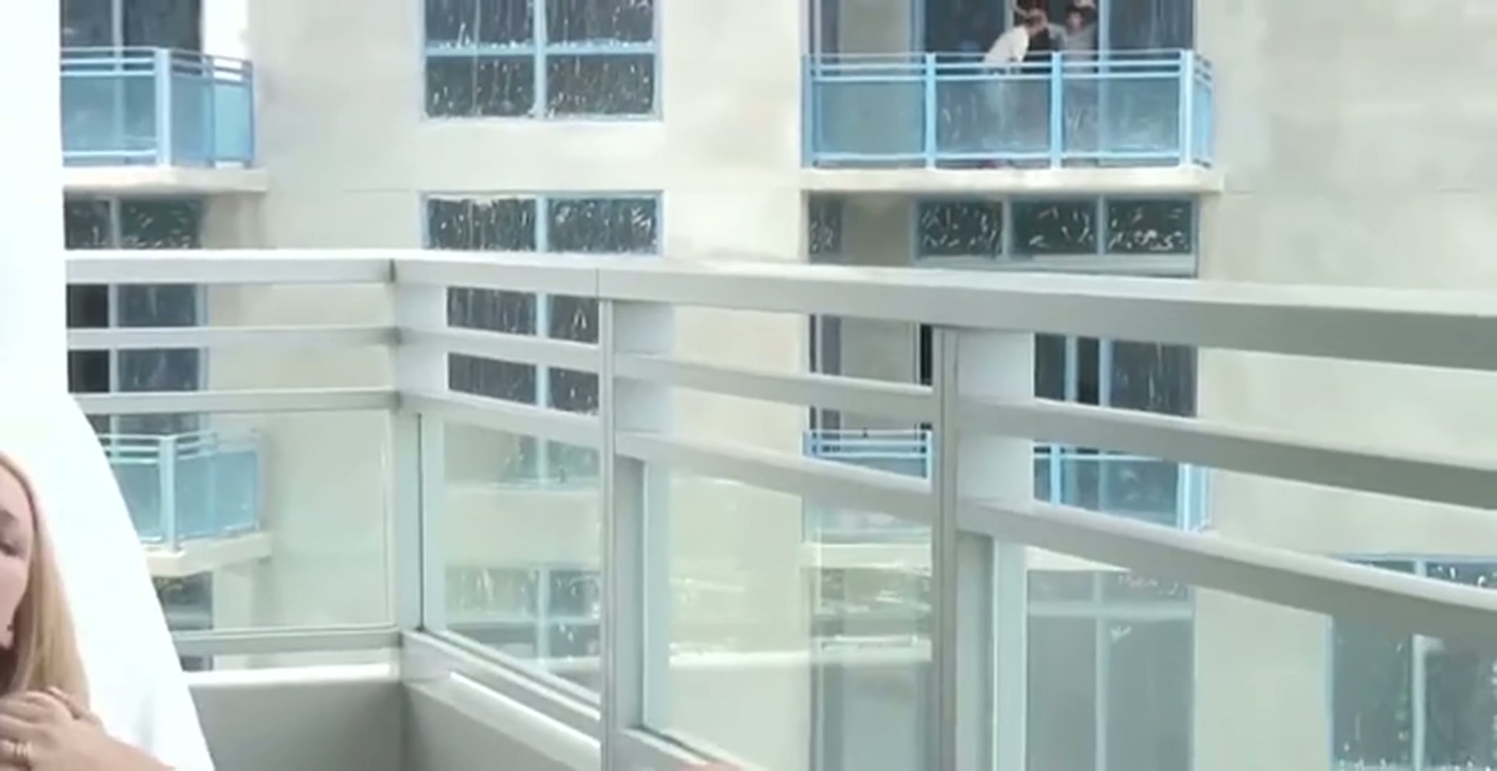 Balcony show