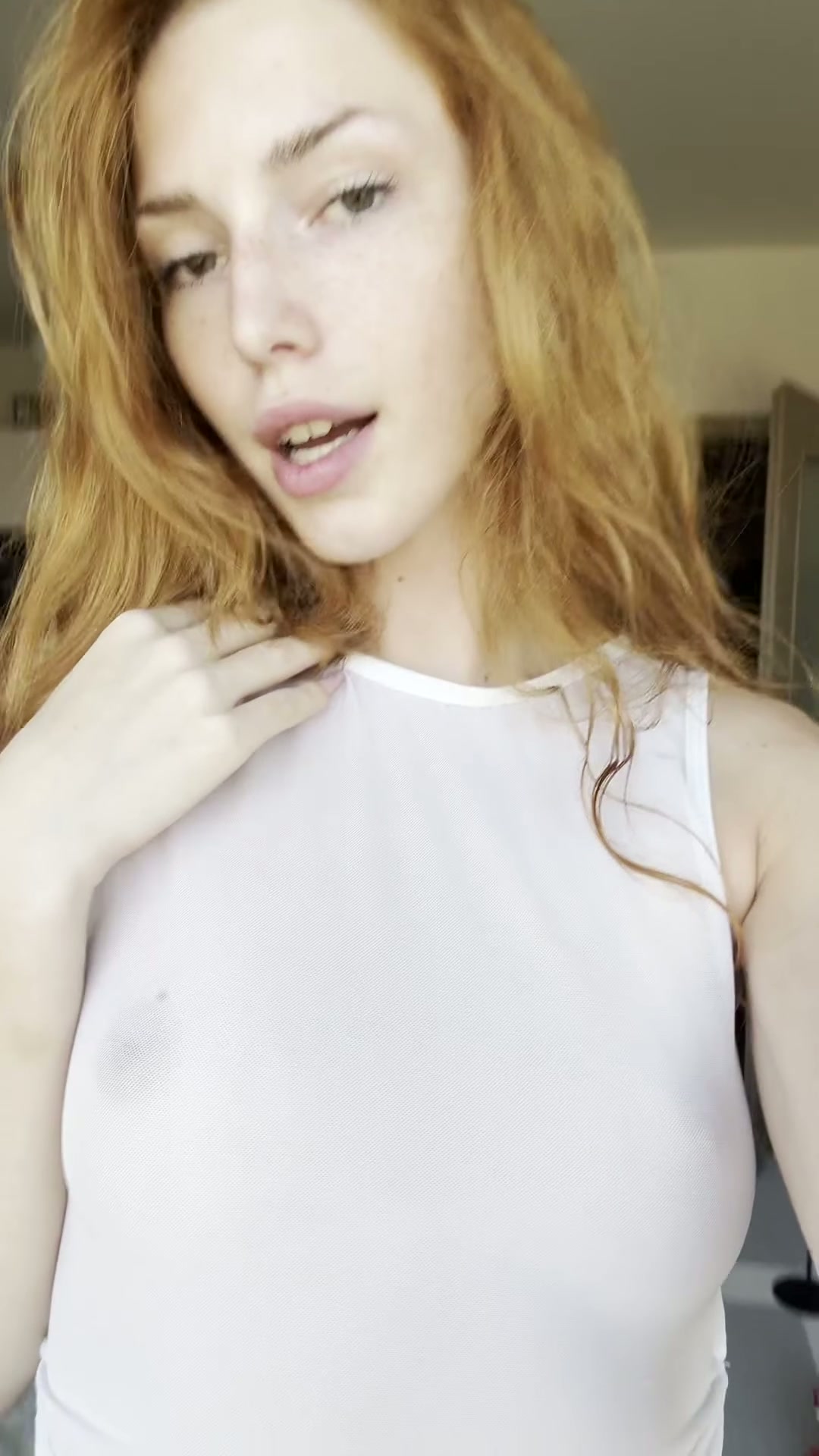 I love the way my nipples press against this cloth (｡◝‿◜｡)