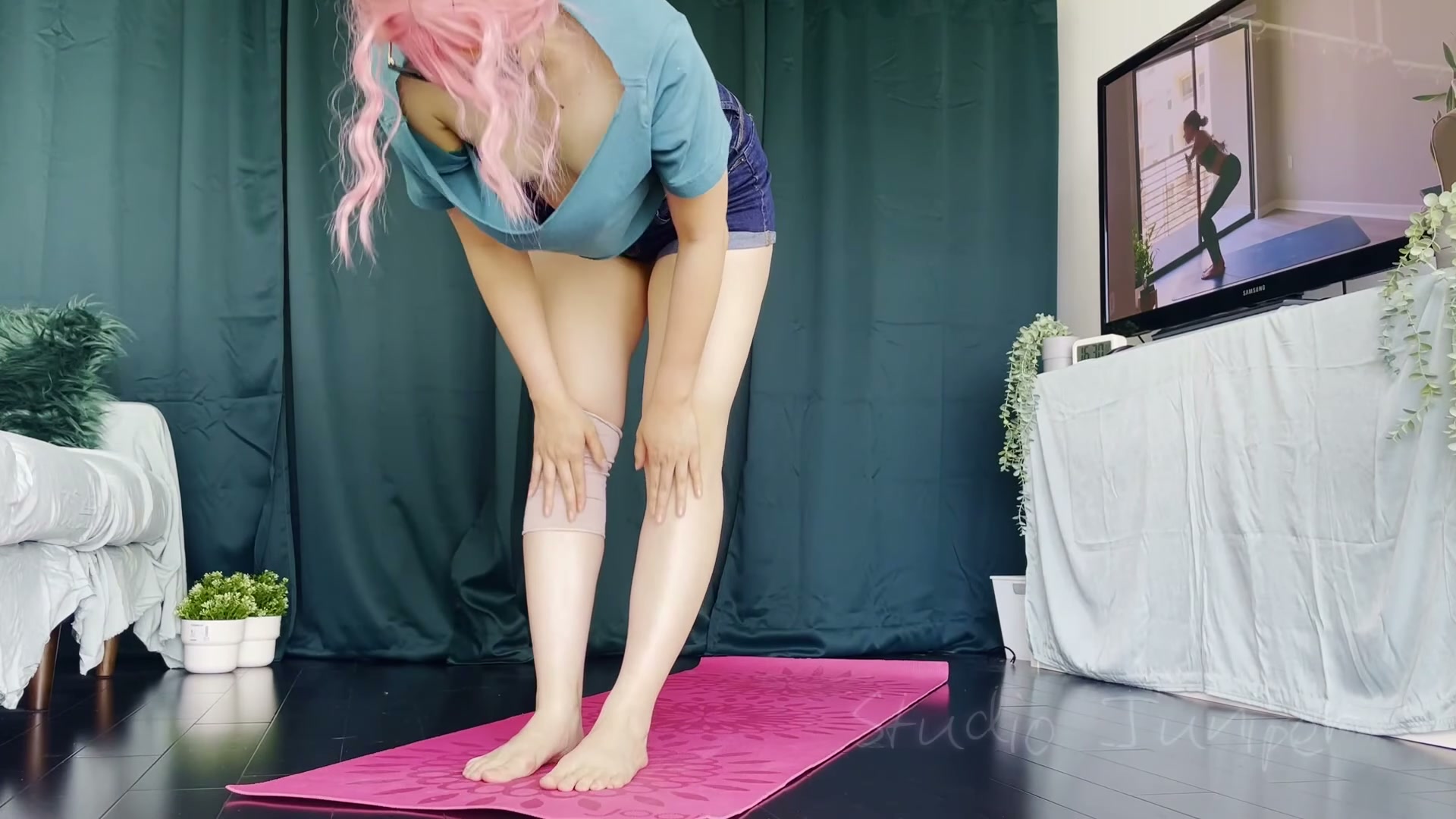 Loose tops are suuuper comfy to do yoga in 😊