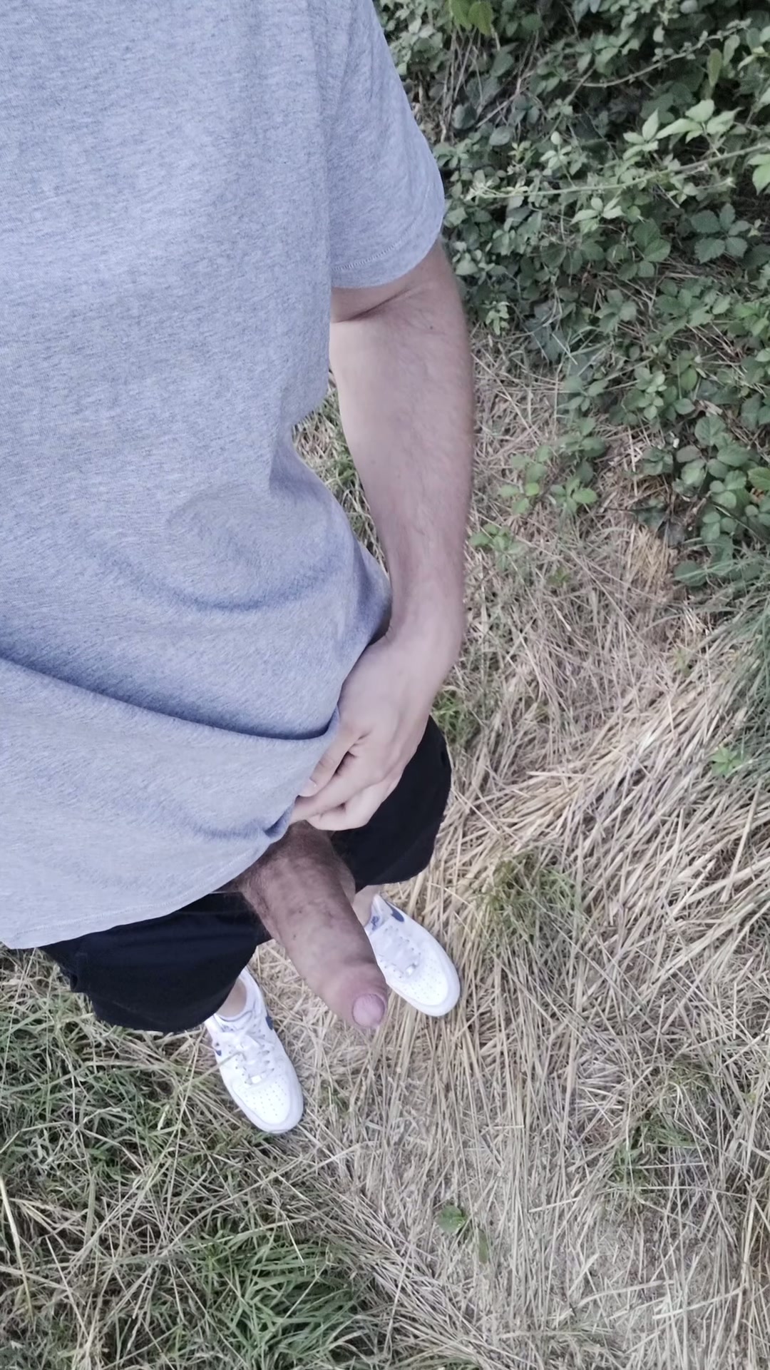 Went out for a walk, ended with me cumming💦🤭