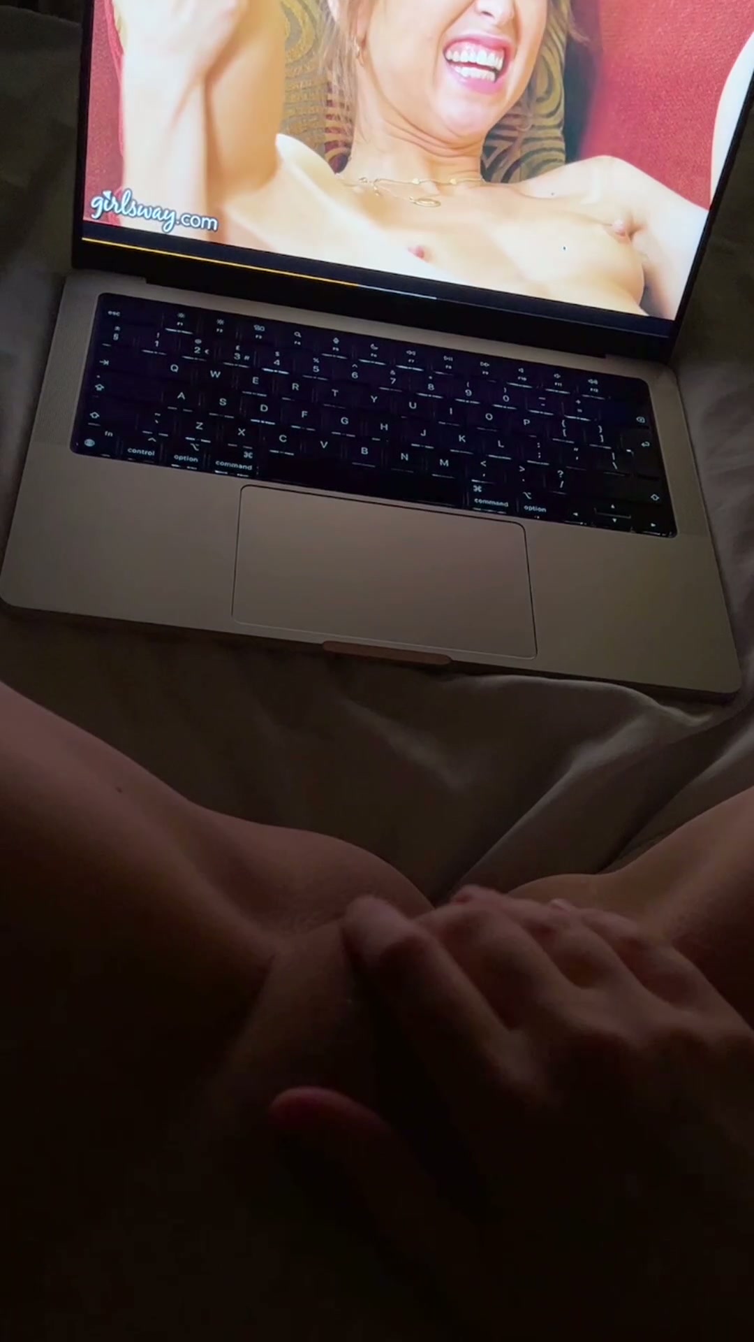 Rubbing my clit to some good ole pussy-licking action