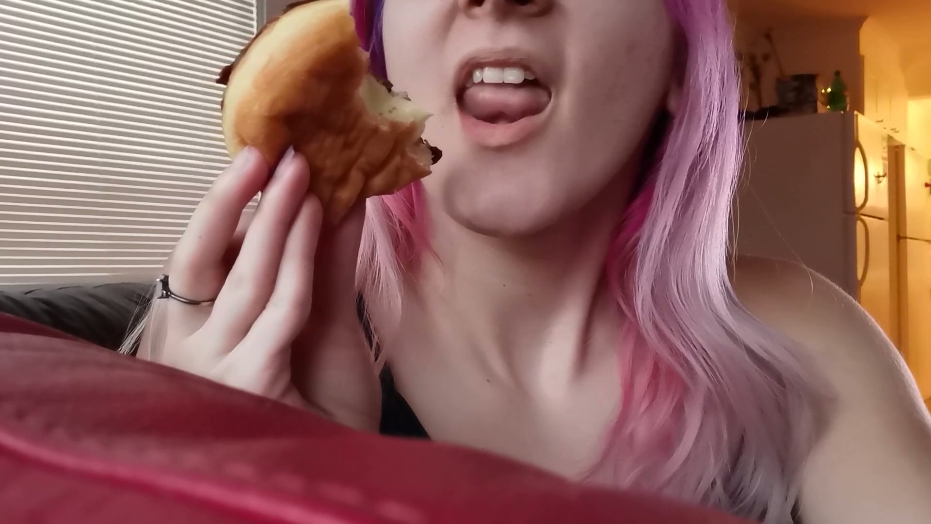 Me: *tries to eat a donut in a sexy and cute way* 🍩 My cat: gimme sum