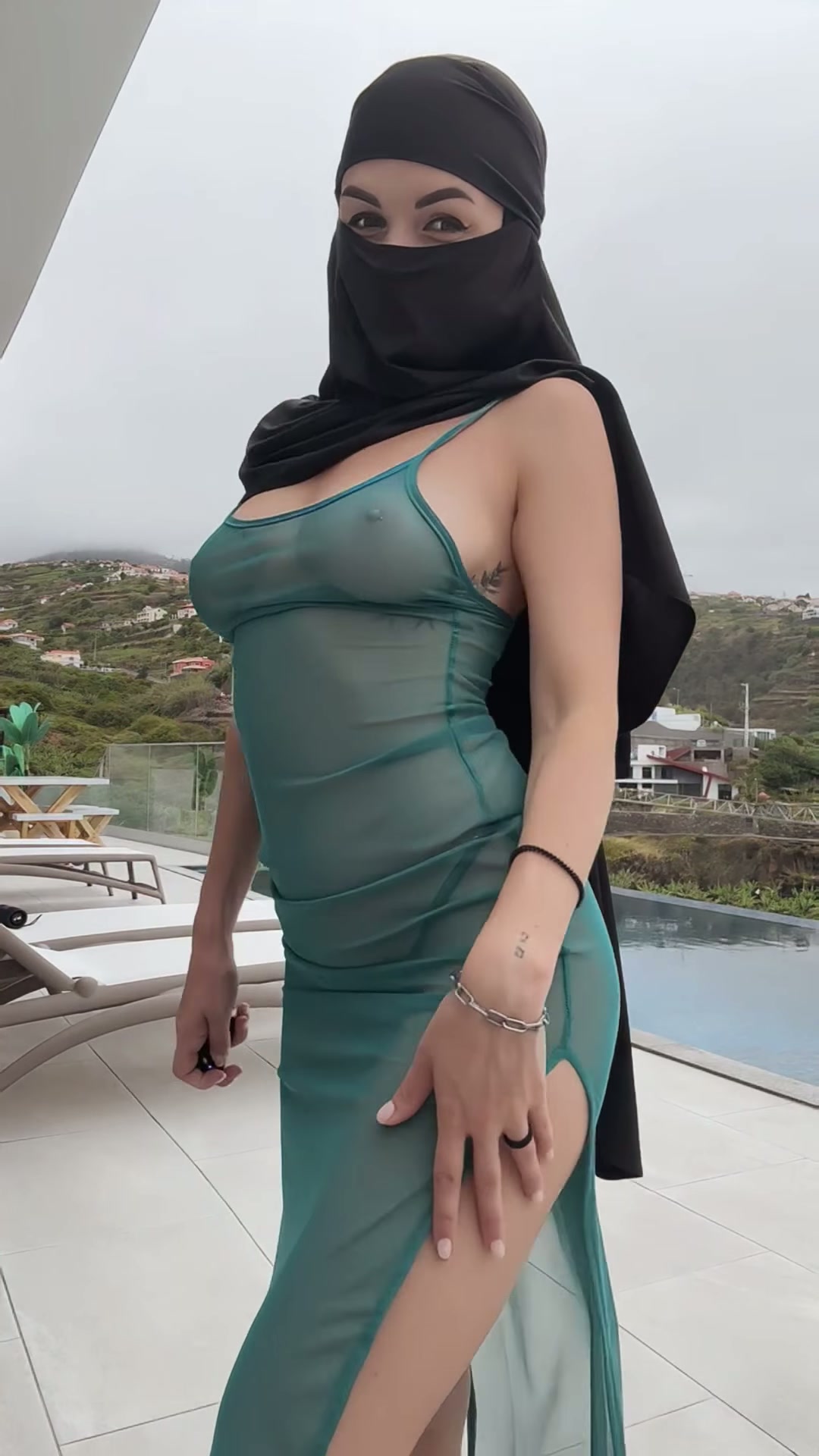 No bra, no problem