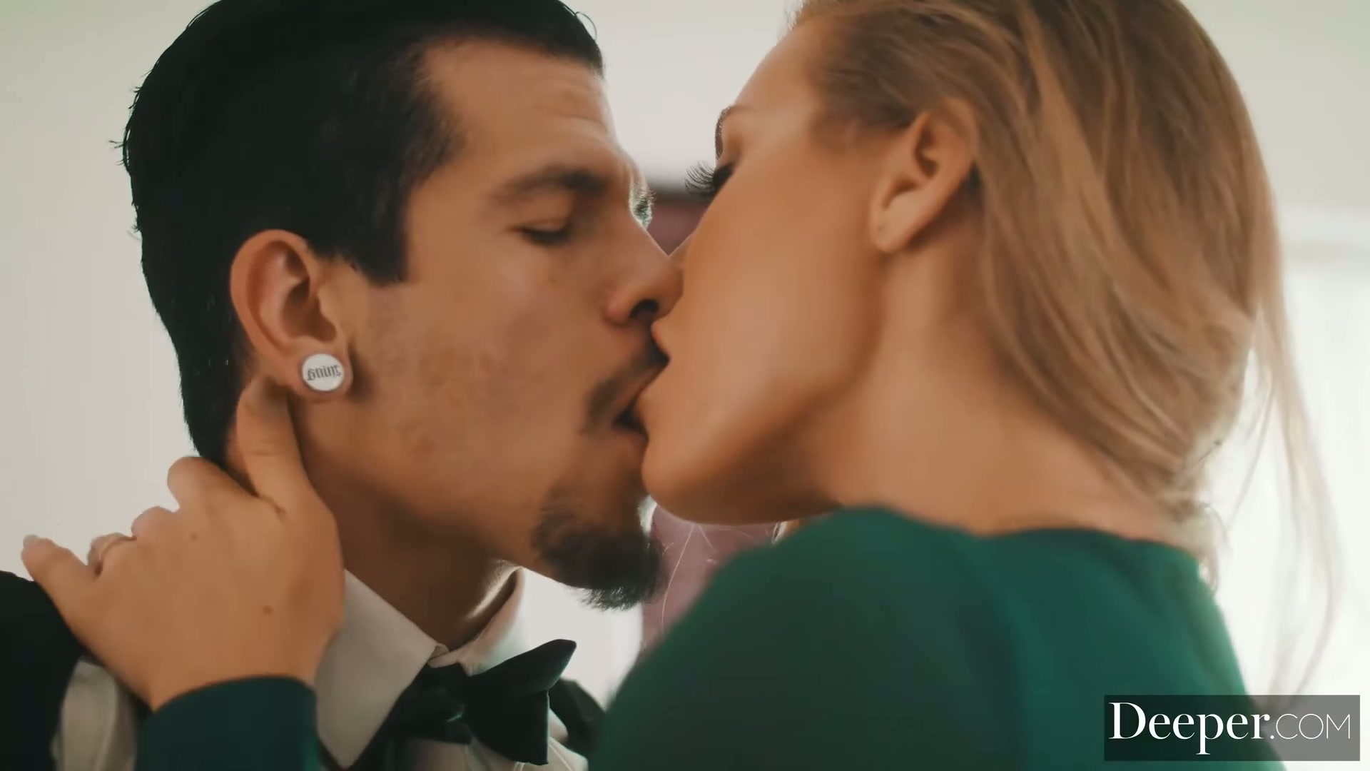 Sexy AF intro on this scene with Nicole Aniston