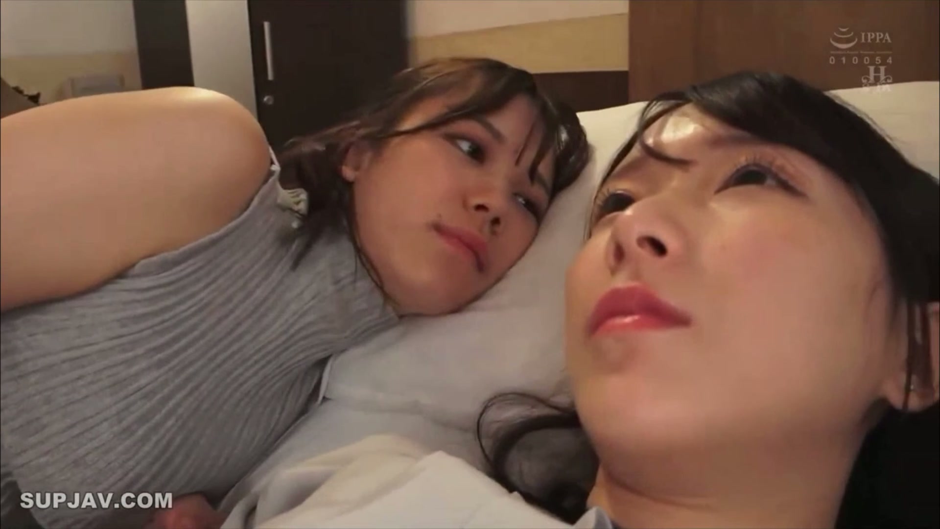 (HSODA-50) Timestop doctor and patient's GF and fuck them while leaving BF in a cuck chair.