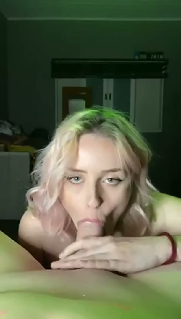 come help your little blonde to put everything in her mouth