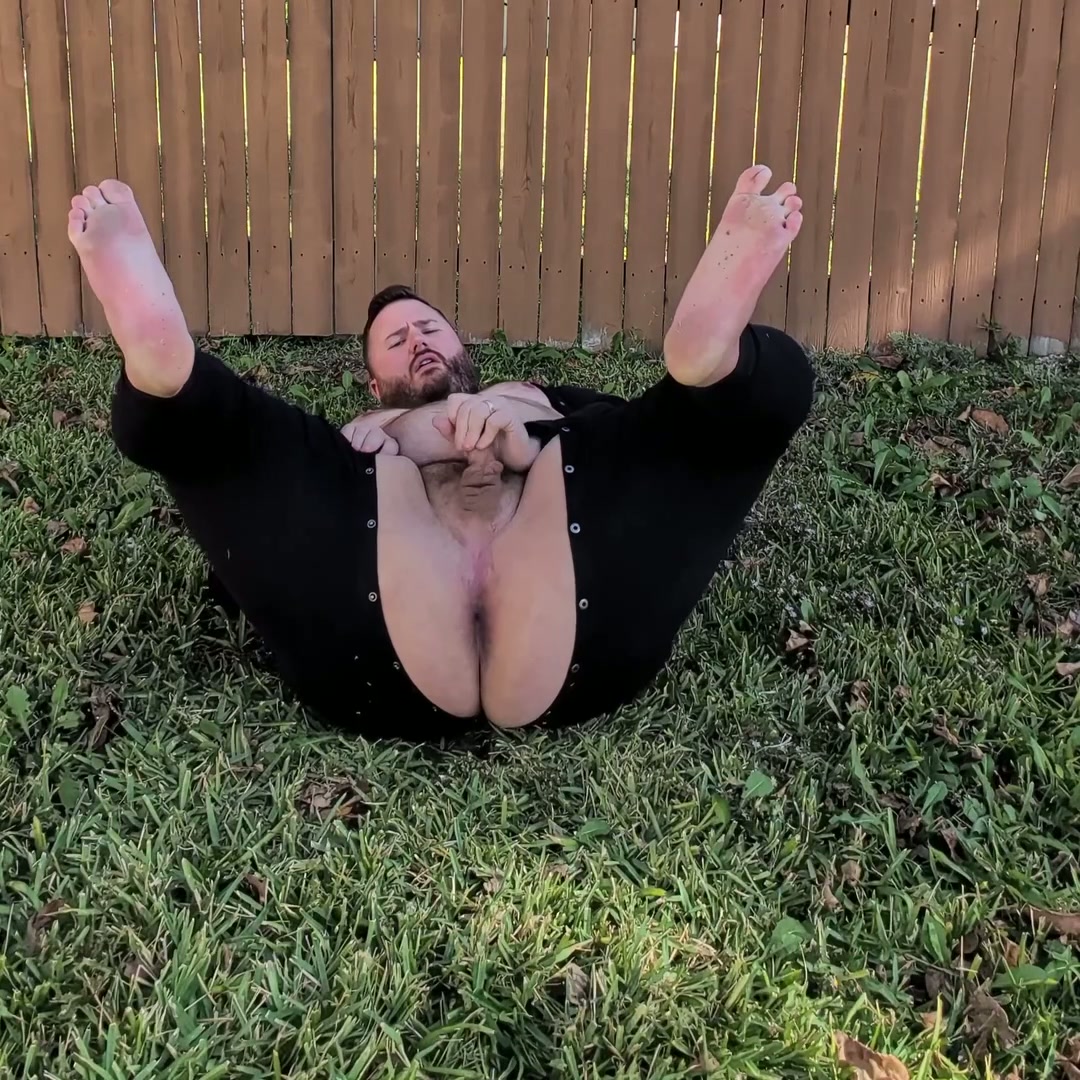 Spring has sprung and this bear is in heat 🐻🥵